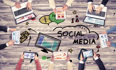 Cihazlar kullanarak insanların Üstten Görünüm 