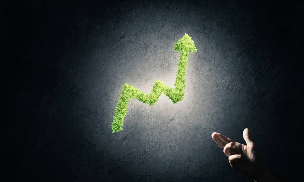 Cierre de mano de hombre de negocios y gráfico de crecimiento verde — Foto de Stock