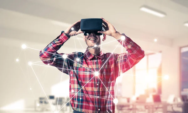 Homme avec casque de réalité virtuelle — Photo