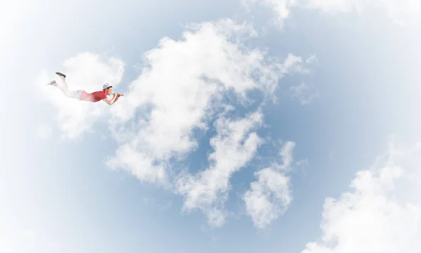 Joven hombre alegre volando — Foto de Stock