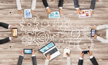 İş adamları aygıtlarla Üstten Görünüm