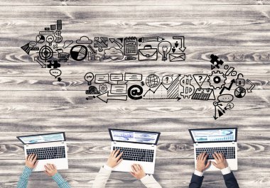 Cihazlar kullanarak insanların Üstten Görünüm 