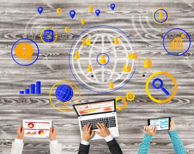 Cihazlar kullanarak insanların Üstten Görünüm 