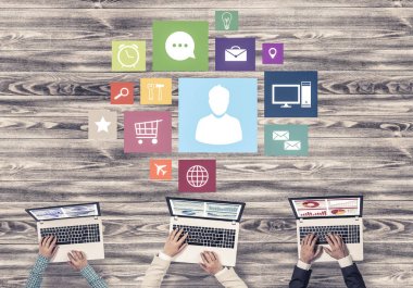 Cihazlar kullanarak insanların Üstten Görünüm 