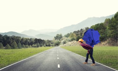 Oluşturucu adam taşıma kağıt topu 