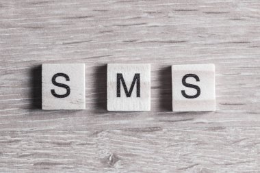 harflerle ahşap öğeleri