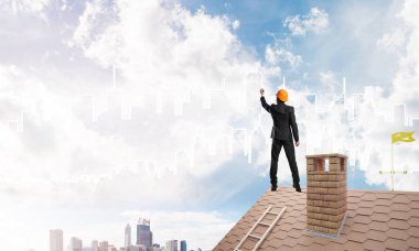 adam evin çatı sırt ile ayakta