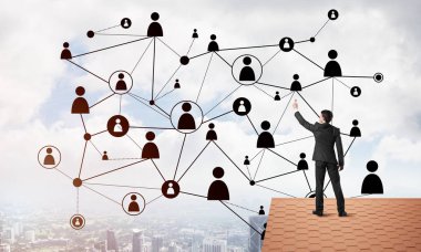 Arka ile ayakta genç adam 