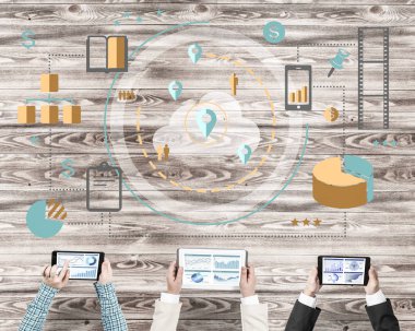 Cihazlar kullanarak insanların Üstten Görünüm 