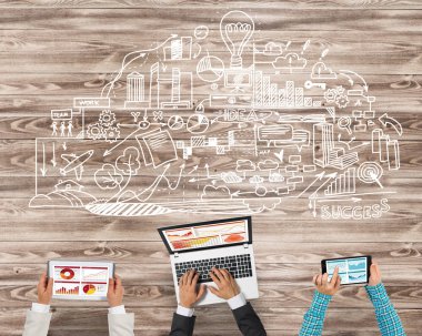 Cihazlar kullanarak insanların Üstten Görünüm 