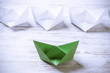 Tahta masadaki origami tekneleri. 