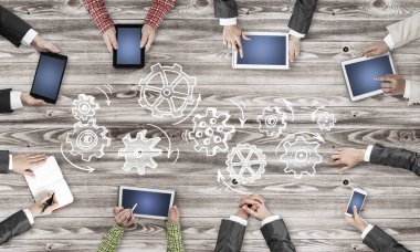 Bir grup insan cihazlar ile 