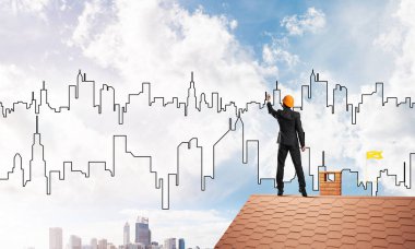 adam evin çatı sırt ile ayakta