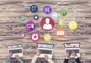 Cihazlar ile üç kişilik grup