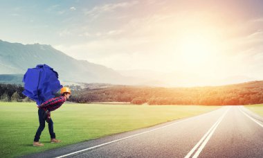 Oluşturucu adam taşıma kağıt topu 