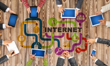 Bir grup insan cihazlar ile 