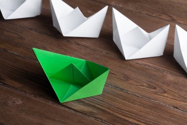 Tahta masadaki origami tekneleri. 