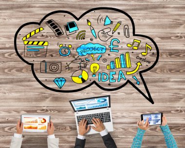 Bir grup insan cihazlar ile 