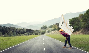 Mühendis ilerleme grafiği taşıyor