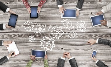 Bir grup insan cihazlar ile 