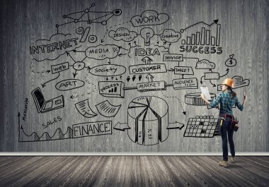 Mühendis kadın arkadan görünüm