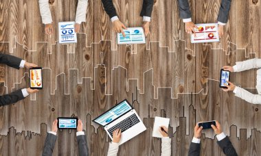 Bir grup insan cihazlar ile 