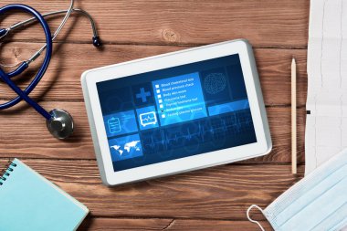 Beyaz tablet pc ve doktor araçları