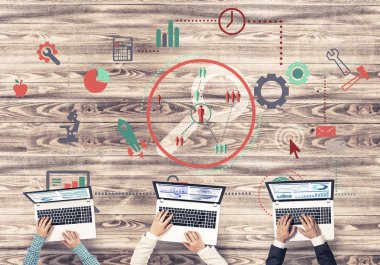 Cihazlar ile üç kişilik grup