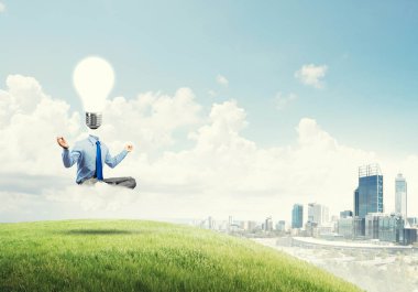 Lotus poz oturan işadamı 