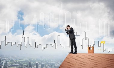 Çatıda duran işadamı