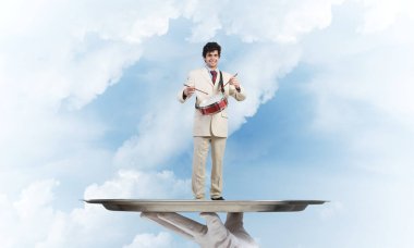 Garson tepsi adam sunulması