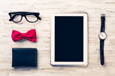 Erkek aksesuarları ve tablet 