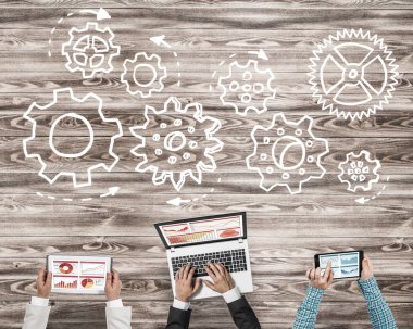 Cihazlar ile üç kişilik grup