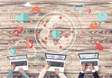 Cihazlar ile üç kişilik grup