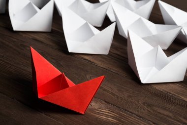 Tahta masadaki origami tekneleri. 