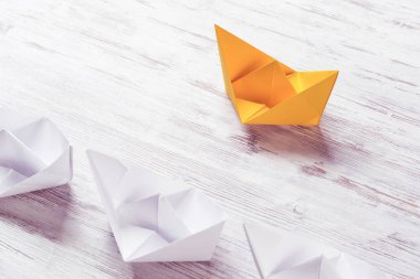 Tahta masadaki origami tekneleri. 