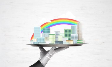 El metal tepsi tutarak uşak