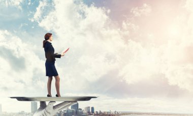 Garson tepsi kadın üzerinde sunulması 