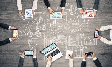 Bir grup insan cihazlar ile 