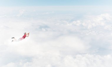 Neşeli delikanlı uçan 