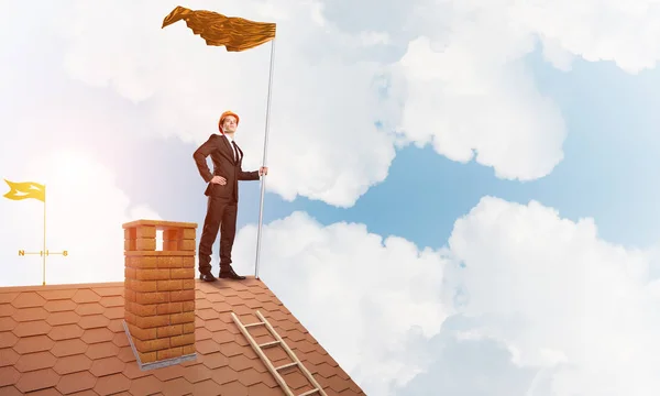 Hombre de negocios de pie en el techo de casa — Foto de Stock