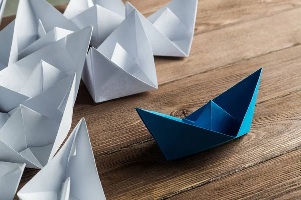 Conjunto de barcos de origami na mesa de madeira — Fotografia de Stock