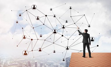 adam çatıda sırt ile ayakta