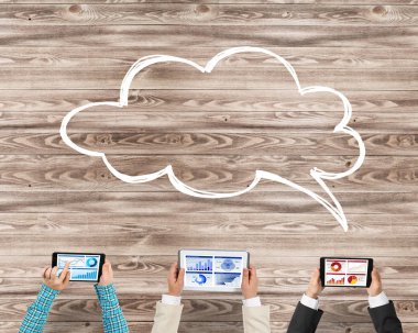 Bir grup insan cihazlar ile 