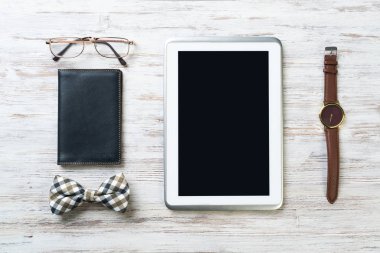 Erkek aksesuarları ve tablet 