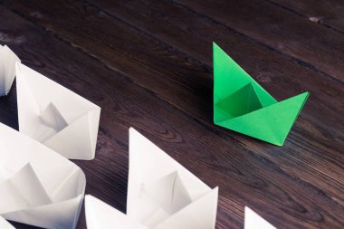 Tahta masadaki origami tekneleri. 