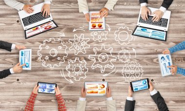 Bir grup insan cihazlar ile 