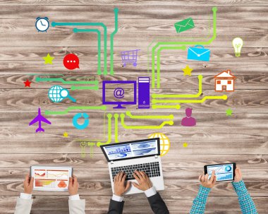 Bir grup insan cihazlar ile 