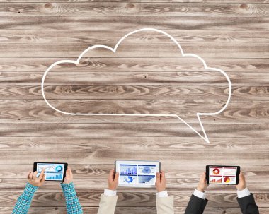 Bir grup insan cihazlar ile 