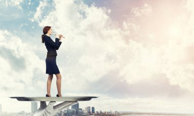 Garson tepsi kadın üzerinde sunulması 